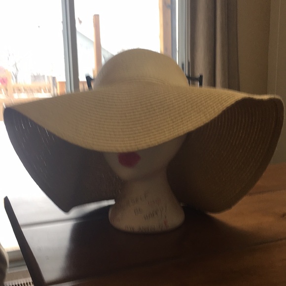 2- felt hats 1- summer floppy hat. $10 each one or all 3 $27 - Picture 9 of 11